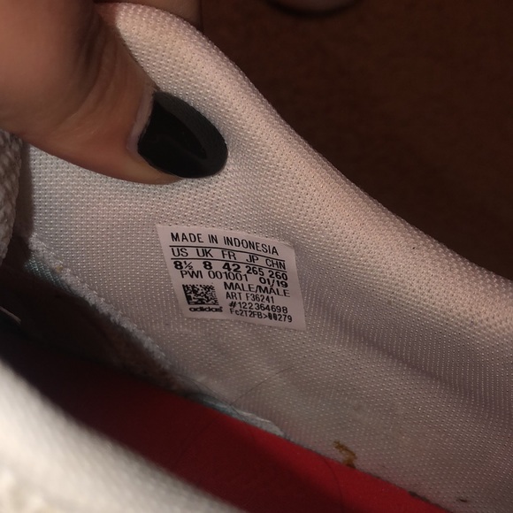 Men’s 8 White Adidas Tennis Shoes - Picture 3 of 3